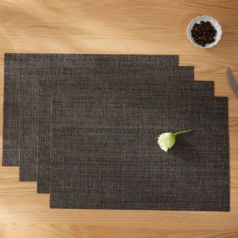 Dunkelbraune Tischsets in Stoffoptik mit Teller, Besteck und Kaffeebohnen