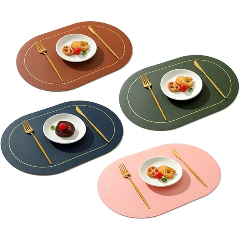 Vier ovale Tischsets in Rot, Grün, Blau und Rosa mit feiner Goldlinie, mit Tellern und Besteck