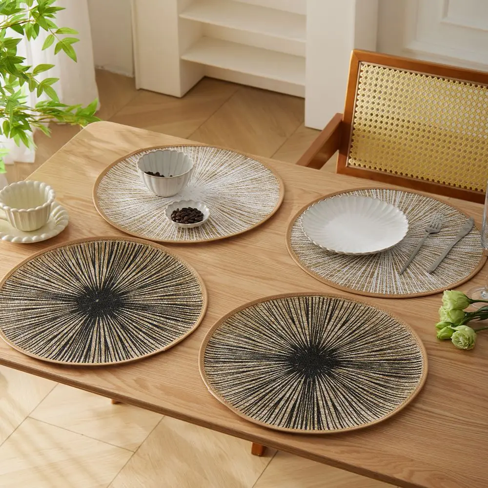 Runde Platzsets mit Strahlenmuster in Schwarz und Weiß auf Holztisch