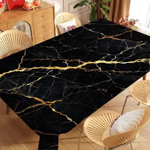 Schwarze Tischdecke mit goldenen Marmoradern auf Esstisch mit Stühlen