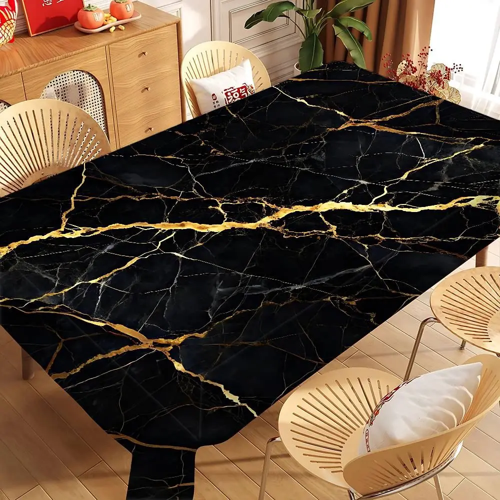 Schwarze Tischdecke mit goldenen Marmoradern auf Esstisch mit Stühlen