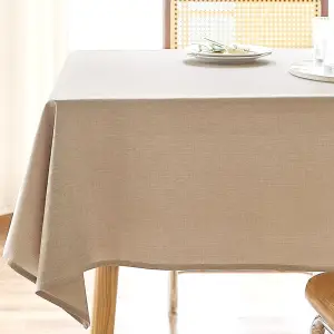 Beige Tischdecke in Leinenoptik auf einem Esstisch mit Stühlen