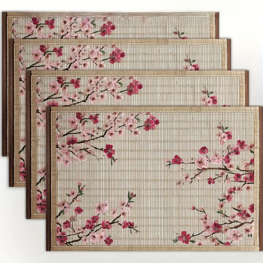 Rechteckige Tischsets in Bambusoptik mit rosa Kirschblüten auf einem dunklen Esstisch