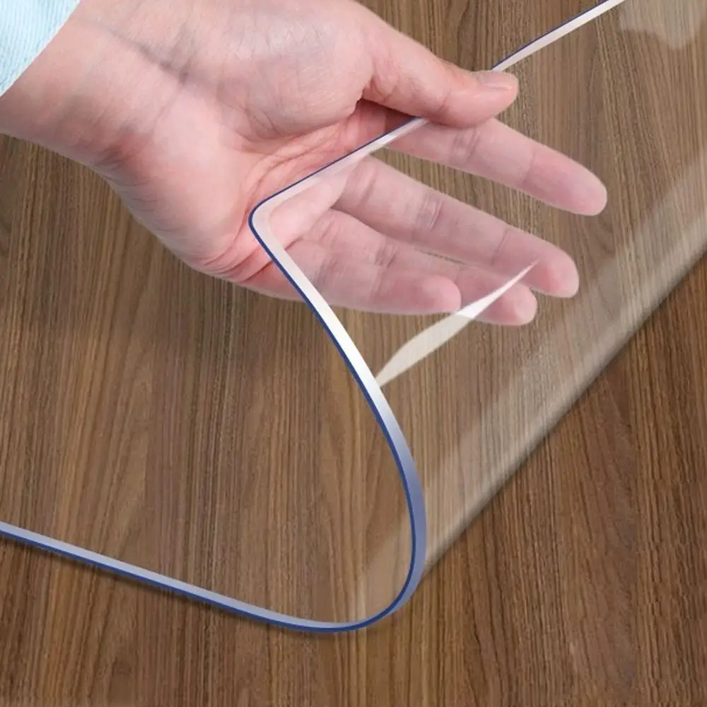 Transparente Tischfolie mit abgerundeter Kante auf einem Holztisch