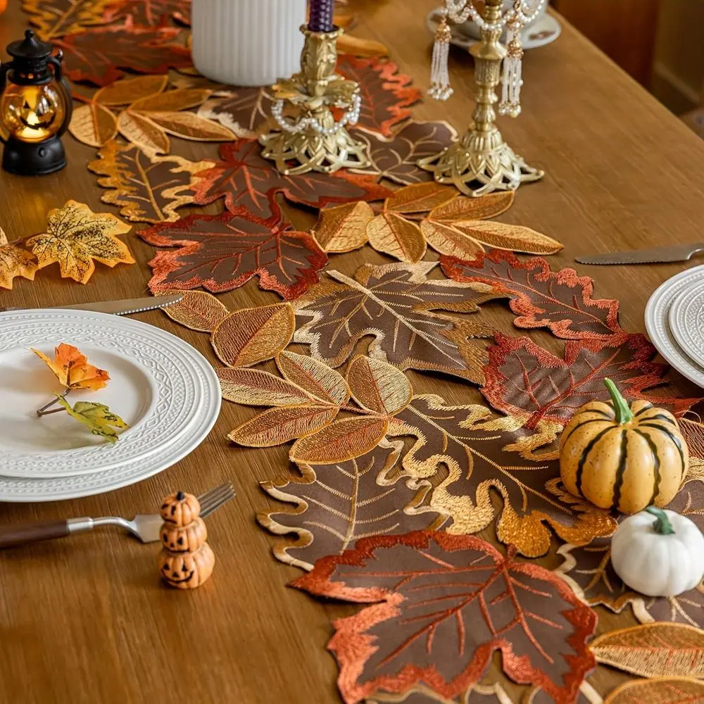 Kleiner Tischläufer mit gestickten Herbstblättern – Bild 2