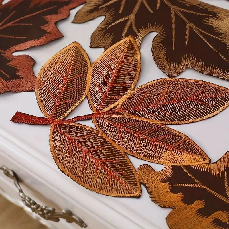 Kleiner Tischläufer mit gestickten Herbstblättern – Bild 3