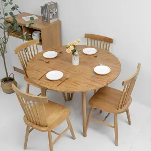Runde Tischdecke in Holzoptik auf rundem Esstisch mit Tellern und Gläsern
