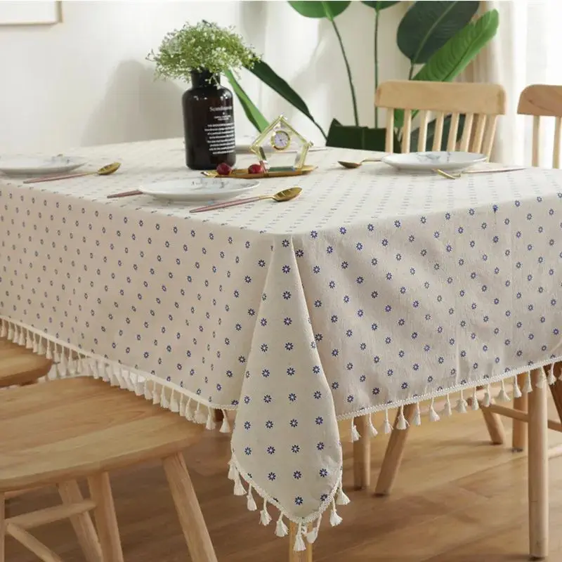 Kleine Tischdecken rechteckig mit Blumenmuster und Quasten – Creme – blaue Punkte