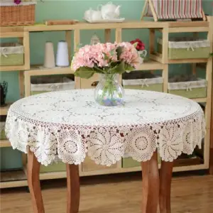 Runde gehäkelte Tischdecke aus Baumwolle mit Blumenmuster – Creme